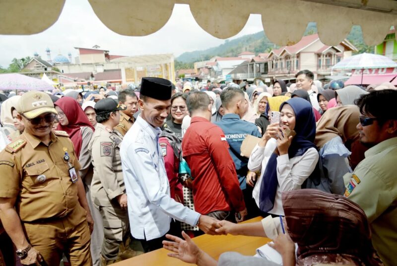 Wakil Bupati Solok Selatan, H. Yulian Efi membuka Bazar Bersubsidi di RTH Padang Aro, Selasa (25/3/2025). (Foto: Prokopim Padang)