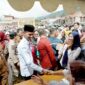 Wakil Bupati Solok Selatan, H. Yulian Efi membuka Bazar Bersubsidi di RTH Padang Aro, Selasa (25/3/2025). (Foto: Prokopim Padang)