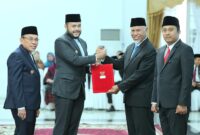 Wali Kota Padang Fadly Amran dan Wakil Maigus Nasir resmi menerima SK dari Gubernur Sumbar Mahyeldi untuk memimpin Kota Padang periode 2025-2030. (Foto: Prokopim Padang)