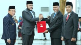 Wali Kota Padang Fadly Amran dan Wakil Maigus Nasir resmi menerima SK dari Gubernur Sumbar Mahyeldi untuk memimpin Kota Padang periode 2025-2030. (Foto: Prokopim Padang)