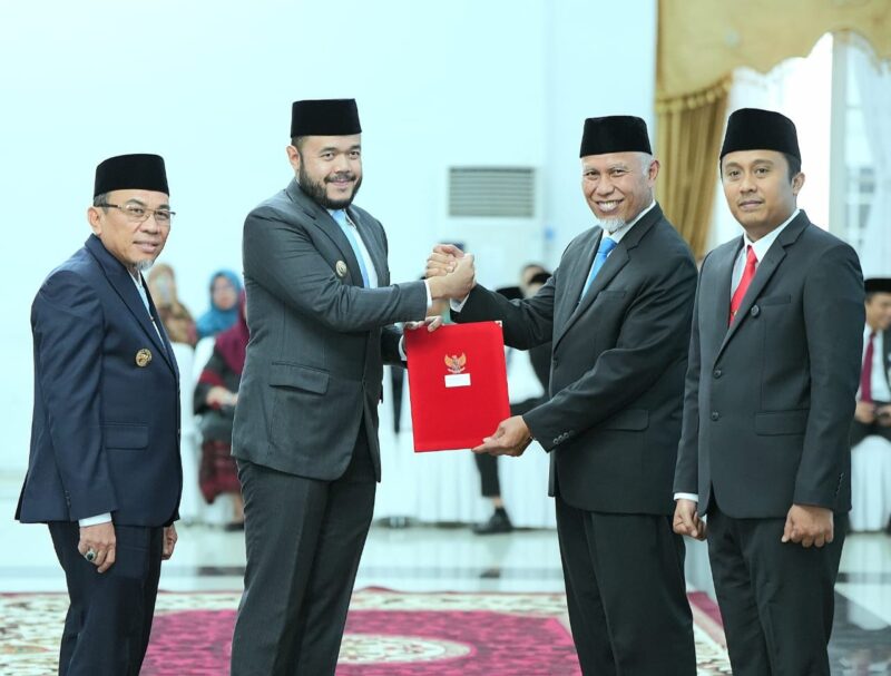 Wali Kota Padang Fadly Amran dan Wakil Maigus Nasir resmi menerima SK dari Gubernur Sumbar Mahyeldi untuk memimpin Kota Padang periode 2025-2030. (Foto: Prokopim Padang)