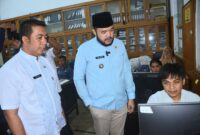 Wali Kota Padang Fadly Amran melakukan sidak ke Kantor Disdukcapil Kota Padang, Rabu (5/3/2025). (Foto: Prokopim Padang)