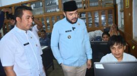Wali Kota Padang Fadly Amran melakukan sidak ke Kantor Disdukcapil Kota Padang, Rabu (5/3/2025). (Foto: Prokopim Padang)