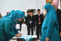 Ny. dr. Dian Puspita Fadly Amran, Sp.JP resmi dilantik sebagai Ketua TP-PKK, Dekranasda, dan Tim Pembina Posyandu Kota Padang, Kamis (6/3/2025). (Foto: Prokopim Padang)