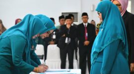 Ny. dr. Dian Puspita Fadly Amran, Sp.JP resmi dilantik sebagai Ketua TP-PKK, Dekranasda, dan Tim Pembina Posyandu Kota Padang, Kamis (6/3/2025). (Foto: Prokopim Padang)