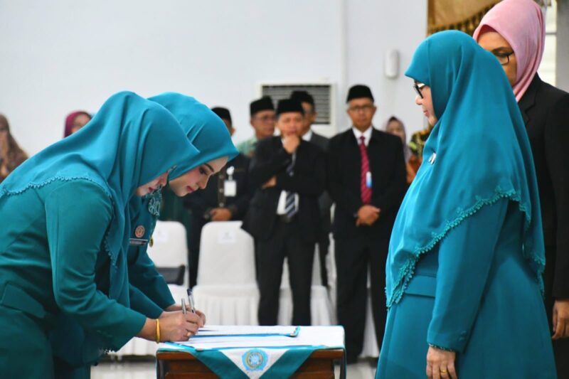 Ny. dr. Dian Puspita Fadly Amran, Sp.JP resmi dilantik sebagai Ketua TP-PKK, Dekranasda, dan Tim Pembina Posyandu Kota Padang, Kamis (6/3/2025). (Foto: Prokopim Padang)