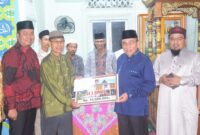 Wakil Wali Kota Padang Maigus Nasir menyerahkan bantuan untuk Masjid Al Ikhlas Sungai Bangek, Sabtu (22/3/2025). (Foto: Prokopim Padang)