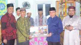 Wakil Wali Kota Padang Maigus Nasir menyerahkan bantuan untuk Masjid Al Ikhlas Sungai Bangek, Sabtu (22/3/2025). (Foto: Prokopim Padang)