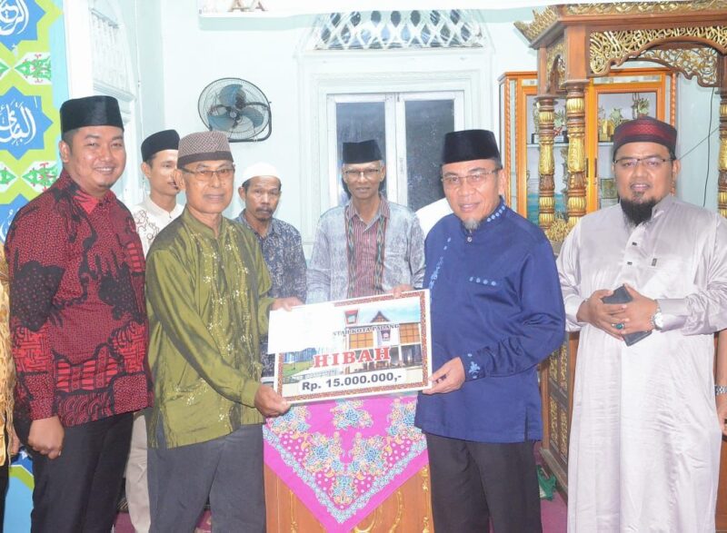 Wakil Wali Kota Padang Maigus Nasir menyerahkan bantuan untuk Masjid Al Ikhlas Sungai Bangek, Sabtu (22/3/2025). (Foto: Prokopim Padang)
