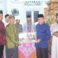 Wakil Wali Kota Padang Maigus Nasir menyerahkan bantuan untuk Masjid Al Ikhlas Sungai Bangek, Sabtu (22/3/2025). (Foto: Prokopim Padang)