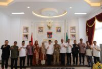 Wawako Padang Maigus Nasir menerima kunjungan perwakilan Ruangguru HQ Jakarta, di ruang kerjanya, Kantor Balai Kota Aie Pacah, Selasa (4/3/2025). (Foto: Prokopim Padang)