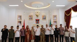 Wawako Padang Maigus Nasir menerima kunjungan perwakilan Ruangguru HQ Jakarta, di ruang kerjanya, Kantor Balai Kota Aie Pacah, Selasa (4/3/2025). (Foto: Prokopim Padang)