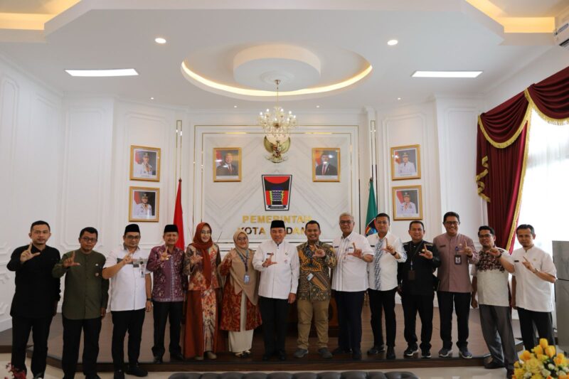 Wawako Padang Maigus Nasir menerima kunjungan perwakilan Ruangguru HQ Jakarta, di ruang kerjanya, Kantor Balai Kota Aie Pacah, Selasa (4/3/2025). (Foto: Prokopim Padang)