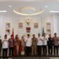 Wawako Padang Maigus Nasir menerima kunjungan perwakilan Ruangguru HQ Jakarta, di ruang kerjanya, Kantor Balai Kota Aie Pacah, Selasa (4/3/2025). (Foto: Prokopim Padang)