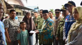 Wakil Wali Kota Padang, Maigus Nasir menyerahkan bantuan dari Baznas Kota Padang kepada korban kebakaran di Komplek Gery Permai, Sabtu (22/3/2025). (Foto: Prokopim Padang)