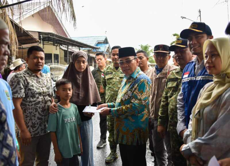 Wakil Wali Kota Padang, Maigus Nasir menyerahkan bantuan dari Baznas Kota Padang kepada korban kebakaran di Komplek Gery Permai, Sabtu (22/3/2025). (Foto: Prokopim Padang)