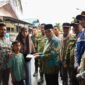 Wakil Wali Kota Padang, Maigus Nasir menyerahkan bantuan dari Baznas Kota Padang kepada korban kebakaran di Komplek Gery Permai, Sabtu (22/3/2025). (Foto: Prokopim Padang)