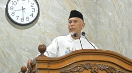 Gubernur Sumbar, Mahyeldi Ansharullah menjadi penceramah Ramadhan di Masjid Al Muhajirin, Kompleks Wisma Indah III, Parupuk Tabing, Sabtu (1/3/2025). (Foto: ADPSB)