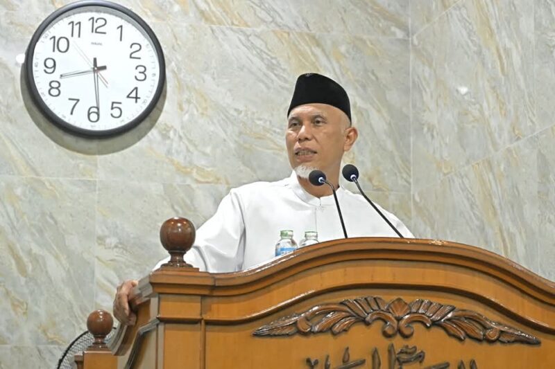 Gubernur Sumbar, Mahyeldi Ansharullah menjadi penceramah Ramadhan di Masjid Al Muhajirin, Kompleks Wisma Indah III, Parupuk Tabing, Sabtu (1/3/2025). (Foto: ADPSB)