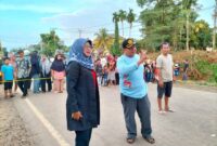 Wakil Bupati Dharmasraya, Leli Arni, meninjau kondisi jalan lintas Sumatera yang putus akibat banjir dan longsor di wilayah Kecamatan Jujuhan, Kabupaten Bungo, Jambi, Minggu (2/3/2025). (Foto: Pemkab Dharmasraya)