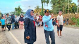 Wakil Bupati Dharmasraya, Leli Arni, meninjau kondisi jalan lintas Sumatera yang putus akibat banjir dan longsor di wilayah Kecamatan Jujuhan, Kabupaten Bungo, Jambi, Minggu (2/3/2025). (Foto: Pemkab Dharmasraya)