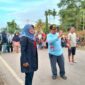 Wakil Bupati Dharmasraya, Leli Arni, meninjau kondisi jalan lintas Sumatera yang putus akibat banjir dan longsor di wilayah Kecamatan Jujuhan, Kabupaten Bungo, Jambi, Minggu (2/3/2025). (Foto: Pemkab Dharmasraya)