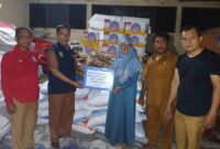 Pemprov Sumbar menyerahkan bantuan untuk korban banjir di Kabupaten Dharmasraya dan Kabupaten Lima Puluh Kota. (Foto: adpsb)