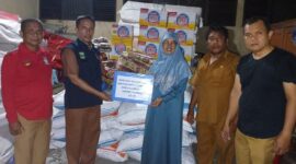 Pemprov Sumbar menyerahkan bantuan untuk korban banjir di Kabupaten Dharmasraya dan Kabupaten Lima Puluh Kota. (Foto: adpsb)