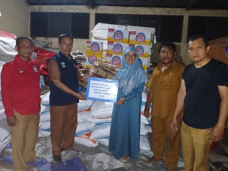 Pemprov Sumbar menyerahkan bantuan untuk korban banjir di Kabupaten Dharmasraya dan Kabupaten Lima Puluh Kota. (Foto: adpsb)