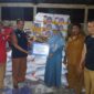 Pemprov Sumbar menyerahkan bantuan untuk korban banjir di Kabupaten Dharmasraya dan Kabupaten Lima Puluh Kota. (Foto: adpsb)