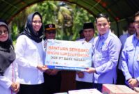 Bupati Dharmasraya, Annisa Suci Ramadhani, menerima bantuan Corporate Social Responsibility (CSR) dari sejumlah perusahaan. (Foto: Pemkab Dharmasraya)