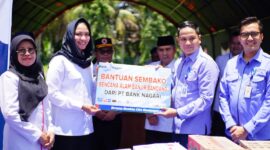 Bupati Dharmasraya, Annisa Suci Ramadhani, menerima bantuan Corporate Social Responsibility (CSR) dari sejumlah perusahaan. (Foto: Pemkab Dharmasraya)