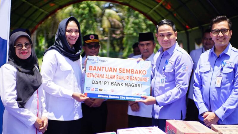 Bupati Dharmasraya, Annisa Suci Ramadhani, menerima bantuan Corporate Social Responsibility (CSR) dari sejumlah perusahaan. (Foto: Pemkab Dharmasraya)