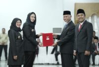 Bupati Dharmasraya, Annisa Suci Ramadhani dan Wabup Dharmasraya, Leli Arni resmi menerima SK Pelantikan. (Foto: Pemkab Dharmasraya)