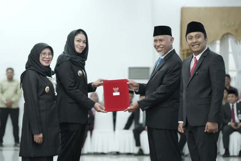 Bupati Dharmasraya, Annisa Suci Ramadhani dan Wabup Dharmasraya, Leli Arni resmi menerima SK Pelantikan. (Foto: Pemkab Dharmasraya)