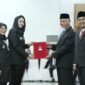 Bupati Dharmasraya, Annisa Suci Ramadhani dan Wabup Dharmasraya, Leli Arni resmi menerima SK Pelantikan. (Foto: Pemkab Dharmasraya)