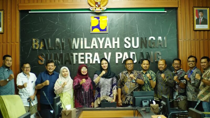 Bupati Dharmasraya, Annisa Suci Ramadhani, berhasil membawa pulang proyek penanggulangan banjir senilai Rp61,8 miliar untuk Kabupaten Dharmasraya. (Foto: Pemkab Dharmasraya)