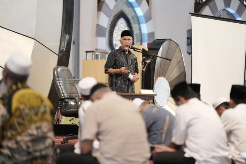 Gubernur Sumatera Barat, Mahyeldi Ansharullah membuka workshop menghafal Al-Qur'an dengan metode khas Gaza, yang menghadirkan ulama asal Palestina, Syekh DR. Ali Muhammad Al-Jayusi. (Foto: ADPSB)