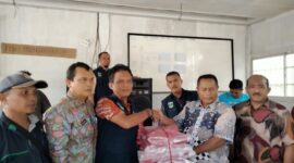 Pemprov Sumbar melalui Dinsos Sumbar memberikan bantuan untuk Nagari Palangai Gadang, Kecamatan Ranah Pesisir, Kabupaten Pesisir Selatan (Pessel), pada Rabu (12/3/2025). (Foto: ADPSB)