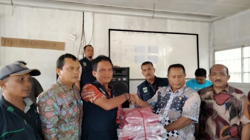 Pemprov Sumbar melalui Dinsos Sumbar memberikan bantuan untuk Nagari Palangai Gadang, Kecamatan Ranah Pesisir, Kabupaten Pesisir Selatan (Pessel), pada Rabu (12/3/2025). (Foto: ADPSB)