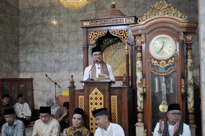 Bupati Solok Selatan H. Khairunas memimpin puncak Safari Ramadhan 1446 H di Masjid Nurul Ulum, Nagari Abai. (Foto: Pemkab Solsel)