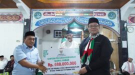 Gubernur Mahyeldi menyalurkan hibah senilai Rp25 juta beserta paket Al-Qur'an untuk masjid yang dikunjungi. (Foto: Prokopim Tanah Datar)