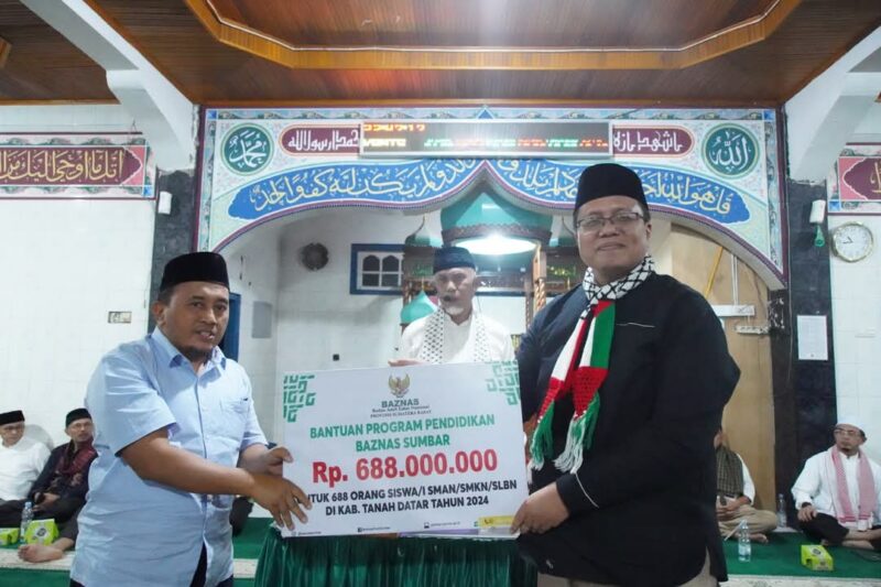 Gubernur Mahyeldi menyalurkan hibah senilai Rp25 juta beserta paket Al-Qur'an untuk masjid yang dikunjungi. (Foto: Prokopim Tanah Datar)