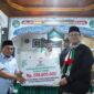 Gubernur Mahyeldi menyalurkan hibah senilai Rp25 juta beserta paket Al-Qur'an untuk masjid yang dikunjungi. (Foto: Prokopim Tanah Datar)