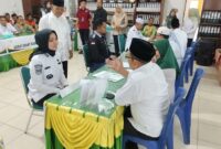 Bupati Dharmasraya Annisa menyalurkan zakat maal /profesi-nya Baznas setempat, Rabu (26/3/2025). (Foto: Pemkab Dharmasraya)