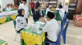 Bupati Dharmasraya Annisa menyalurkan zakat maal /profesi-nya Baznas setempat, Rabu (26/3/2025). (Foto: Pemkab Dharmasraya)