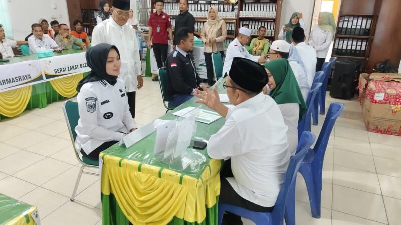 Bupati Dharmasraya Annisa menyalurkan zakat maal /profesi-nya Baznas setempat, Rabu (26/3/2025). (Foto: Pemkab Dharmasraya)