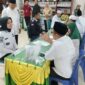 Bupati Dharmasraya Annisa menyalurkan zakat maal /profesi-nya Baznas setempat, Rabu (26/3/2025). (Foto: Pemkab Dharmasraya)