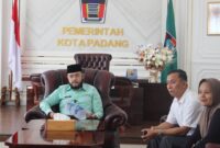 Wali Kota Padang Fadly Amran bertemu dengan Asosiasi Konveksi Kota Padang di ruang kerjanya, Kamis (27/3/2025). (Foto: Diskominfo Padang)