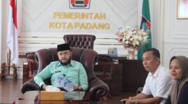 Wali Kota Padang Fadly Amran bertemu dengan Asosiasi Konveksi Kota Padang di ruang kerjanya, Kamis (27/3/2025). (Foto: Diskominfo Padang)